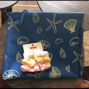 Waterproof bikini pouch + set of 3 Scrunchies.